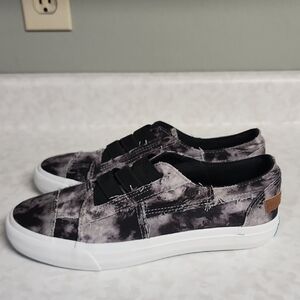 Blowfish womens Black Tie-Dye Slip-On Casual Sneakers 8 number 3501